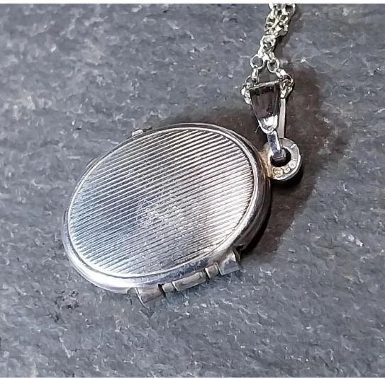 Vintage STERLING SILVER Oval Locket Necklace on 18" Chain - 4.1g