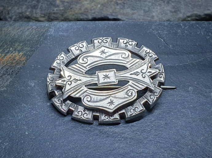 Victorian Silver Brooch with Star Cross Design - 4.4g