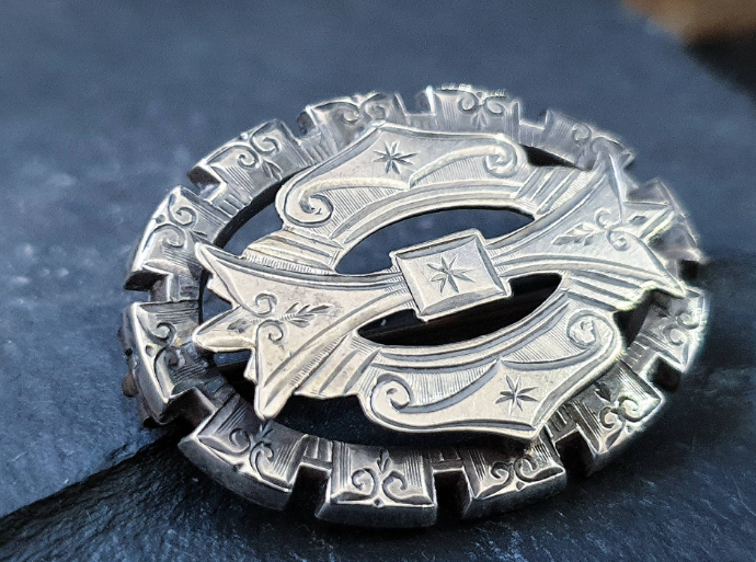 Victorian Silver Brooch with Star Cross Design - 4.4g