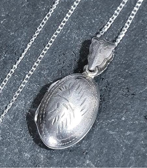 Vintage STERLING SILVER LOCKET - Small Oval Bean circa 1973 with 16" Chain - 3.6g
