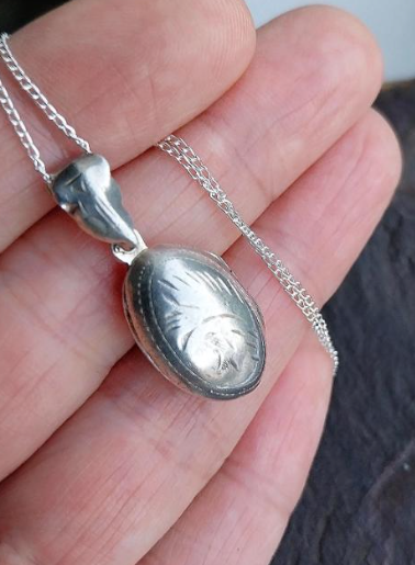 Vintage STERLING SILVER LOCKET - Small Oval Bean circa 1973 with 16" Chain - 3.6g