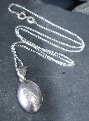 Vintage STERLING SILVER LOCKET - Small Oval Bean circa 1973 with 16" Chain - 3.6g