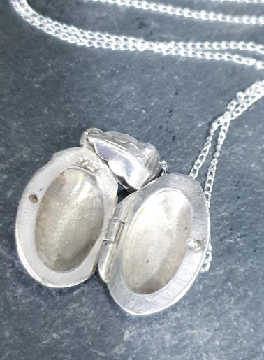Vintage STERLING SILVER LOCKET - Small Oval Bean circa 1973 with 16" Chain - 3.6g