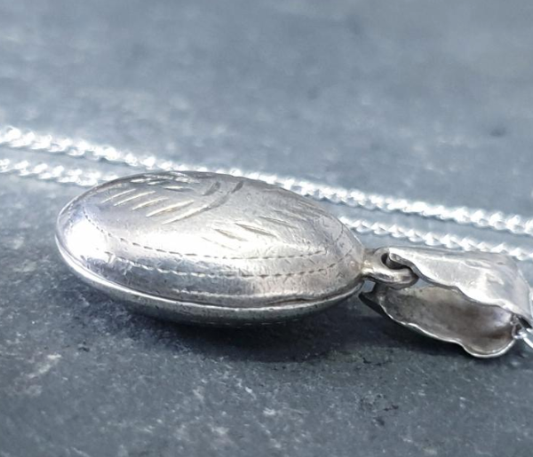 Vintage STERLING SILVER LOCKET - Small Oval Bean circa 1973 with 16" Chain - 3.6g