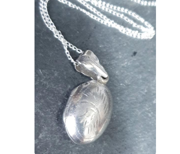 Vintage STERLING SILVER LOCKET - Small Oval Bean circa 1973 with 16" Chain - 3.6g