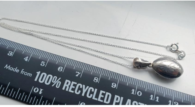 Vintage STERLING SILVER LOCKET - Small Oval Bean circa 1973 with 16" Chain - 3.6g