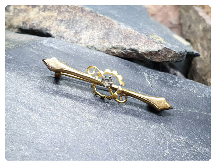 Victorian BAR BROOCH - pinchbeck with Paste Stone - 1.3g
