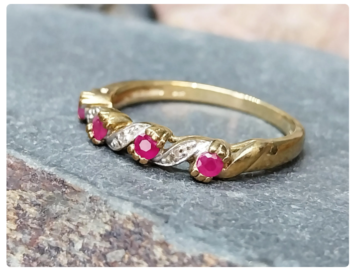 Vintage 9ct GOLD RING - Rubies & Diamonds - Size uk R (us 8.5) Hallmarked 2.1g