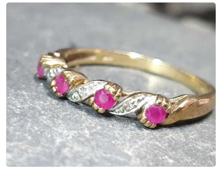 Vintage 9ct GOLD RING - Rubies & Diamonds - Size uk R (us 8.5) Hallmarked 2.1g