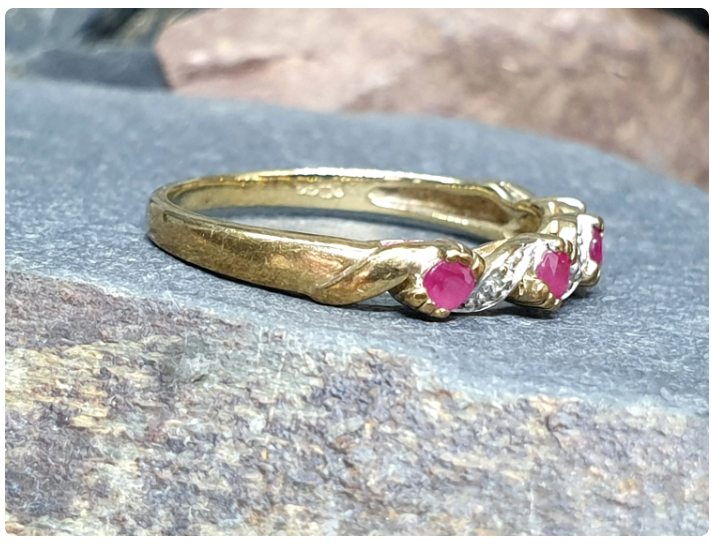 Vintage 9ct GOLD RING - Rubies & Diamonds - Size uk R (us 8.5) Hallmarked 2.1g