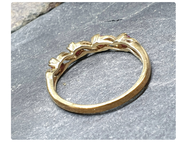 Vintage 9ct GOLD RING - Rubies & Diamonds - Size uk R (us 8.5) Hallmarked 2.1g