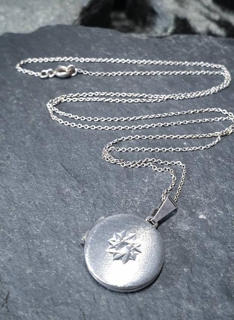 Vintage SILVER Circle LOCKET with Star on 18" Chain - 3.1g