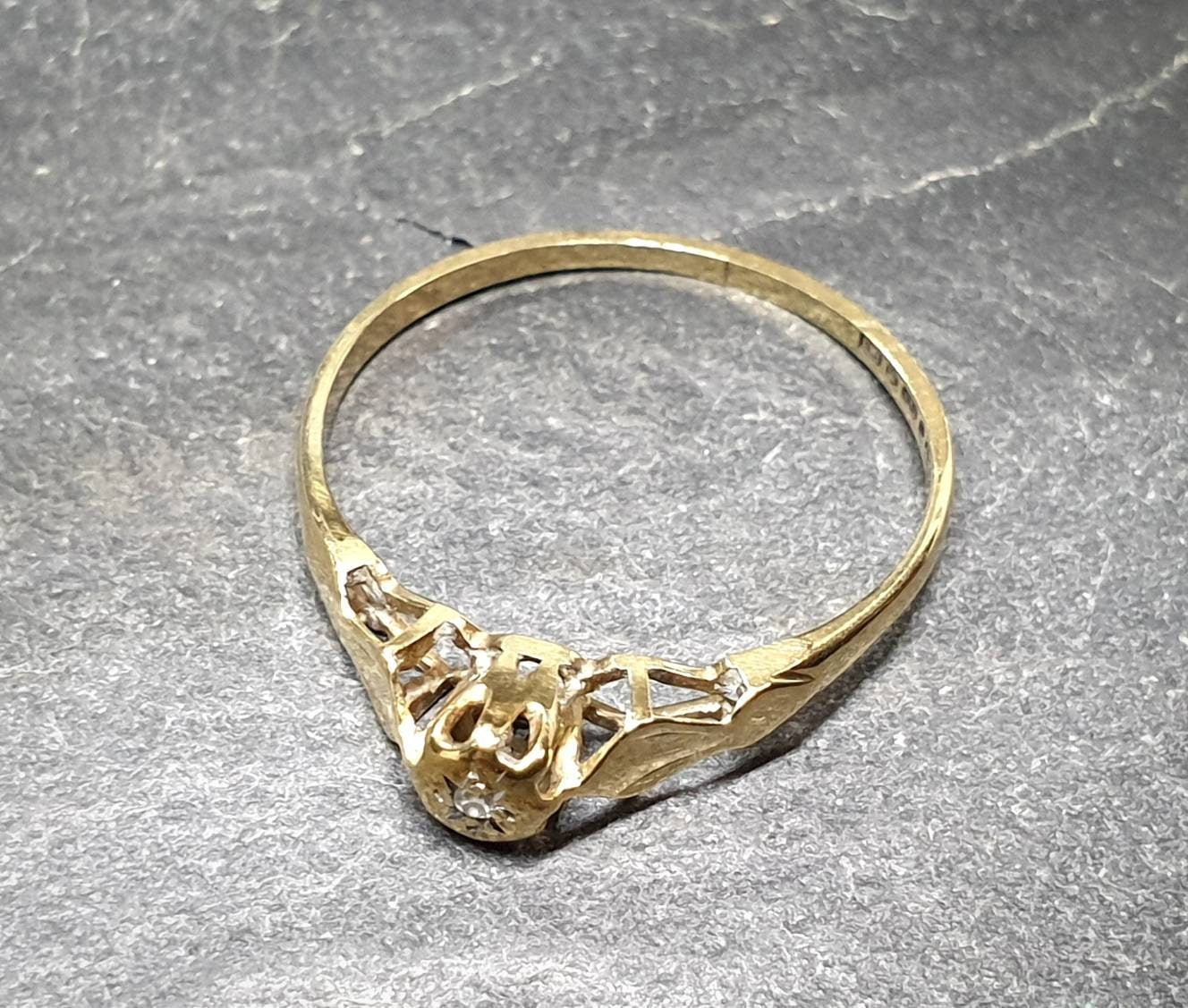 Vtg 9ct GOLD Illusion RING with Diamond - Size uk P 1/2 (us 8) - 1g
