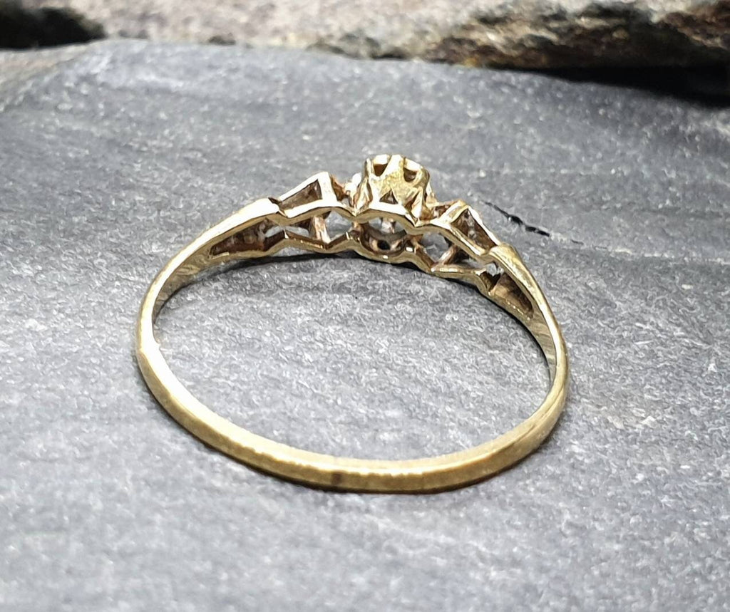 Vtg 9ct GOLD Illusion RING with Diamond - Size uk P 1/2 (us 8) - 1g