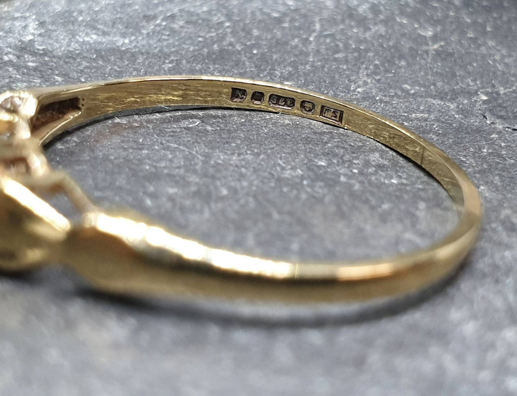 Vtg 9ct GOLD Illusion RING with Diamond - Size uk P 1/2 (us 8) - 1g