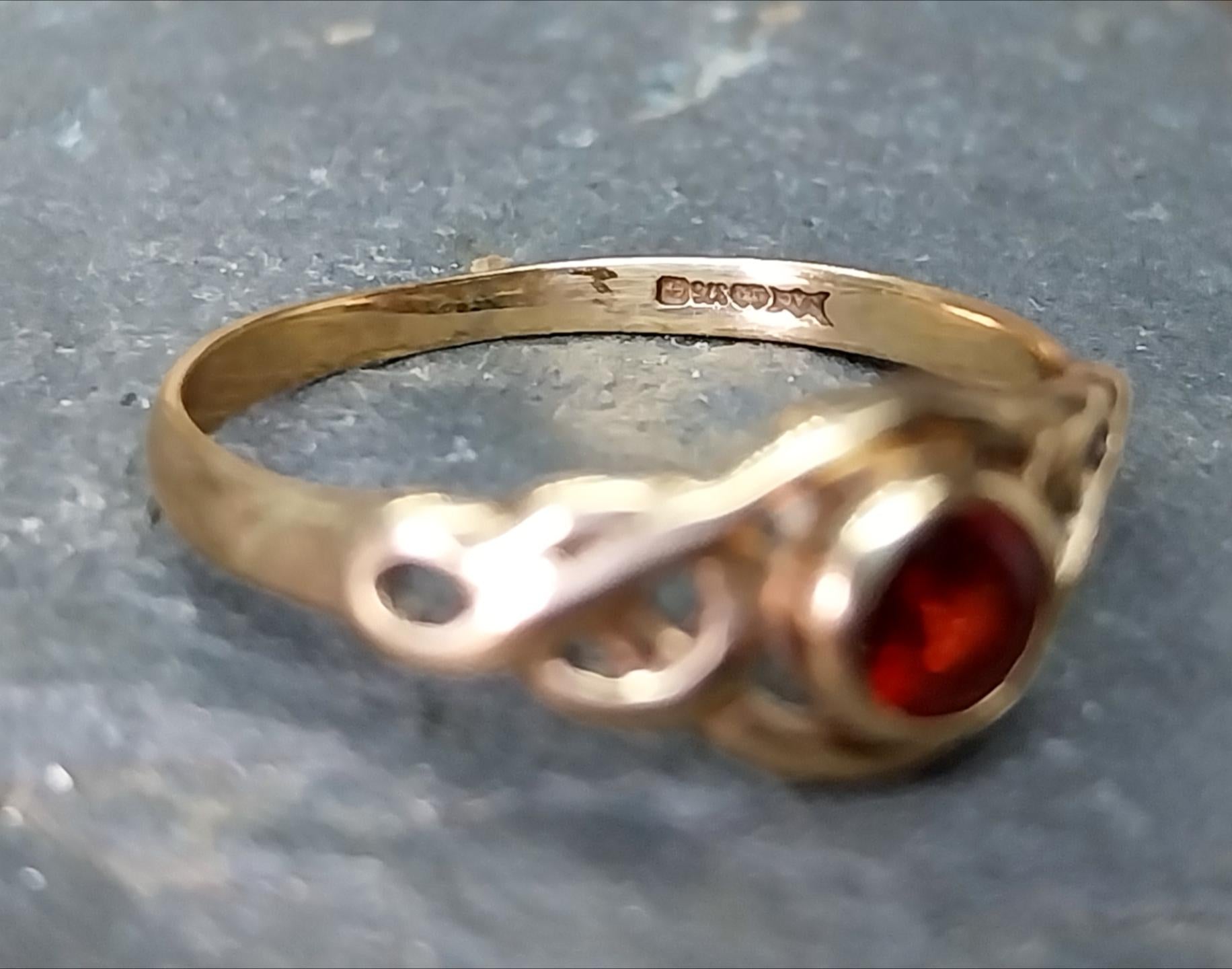 9ct GOLD Ring - Red Gemstone, Celtic Design - size O (us 7) - 1.7g