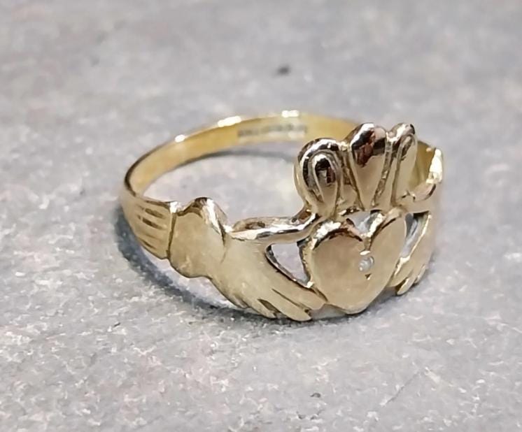 9ct Gold CELTIC CLADDAGH Ring with Diamond - UK Size O (7.5) - 2.2g