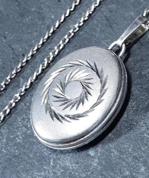 Sterling Silver OVAL LOCKET Necklace, Spiral Wreath on 18" Chain - 4.2g