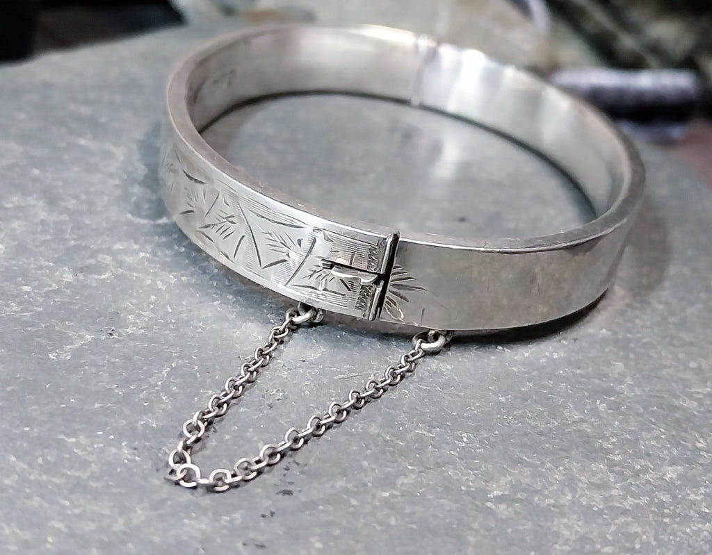 Vintage Sterling SILVER BANGLE Bracelet - Chester 1941 - 11.9g