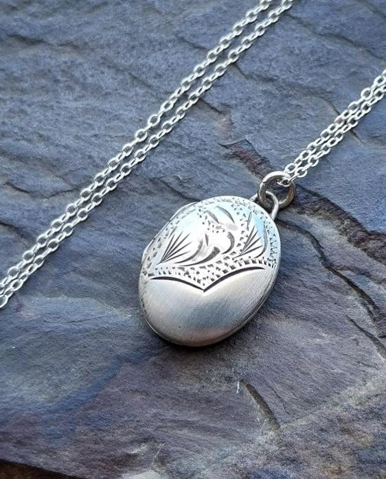 Vintage OVAL SILVER LOCKET - Engraved with 'From dad on your 21st' with 18" Chain - 3.3g