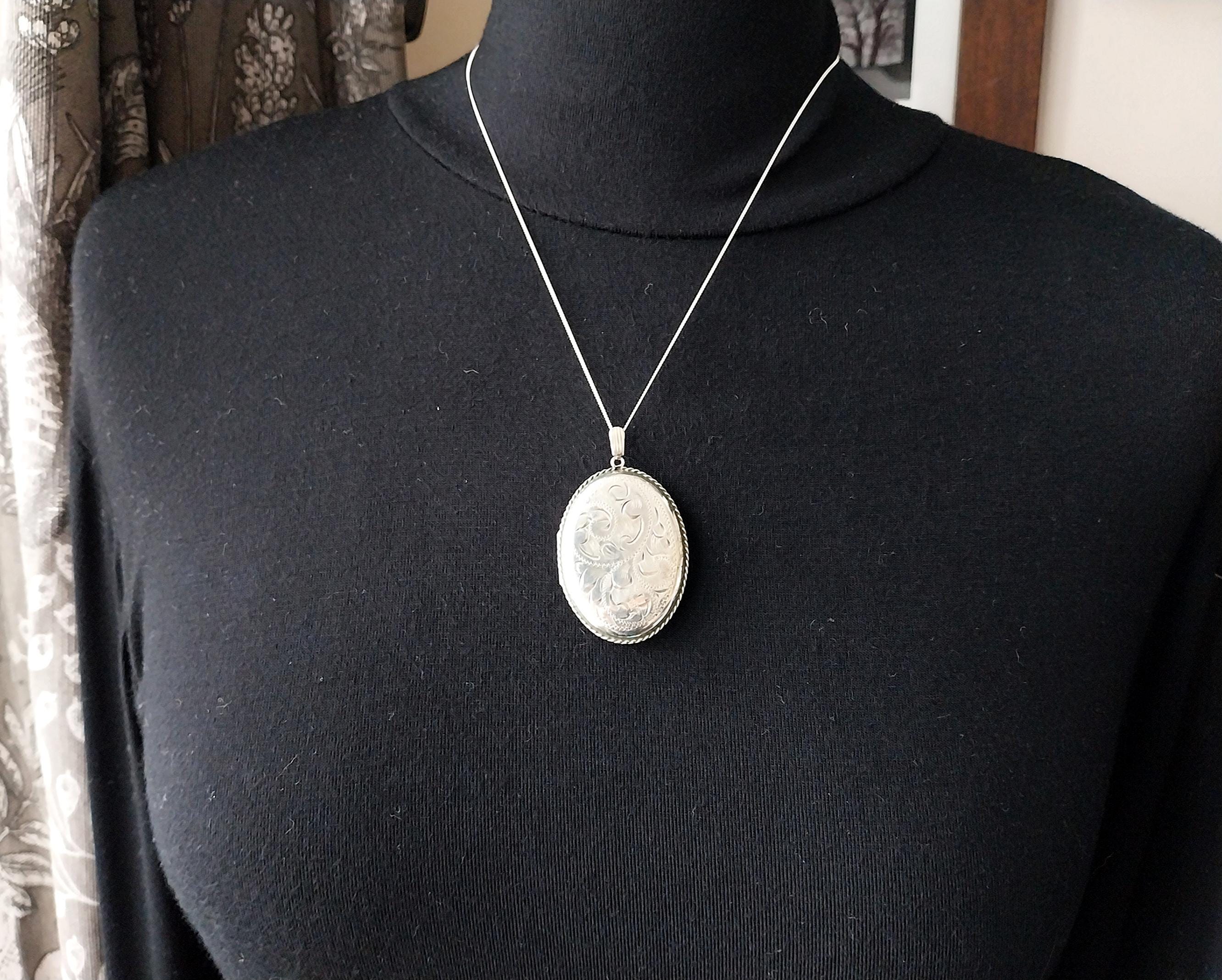 Sterling SILVER LOCKET - with Large Oval Rope Border on 20" Chain - 13g