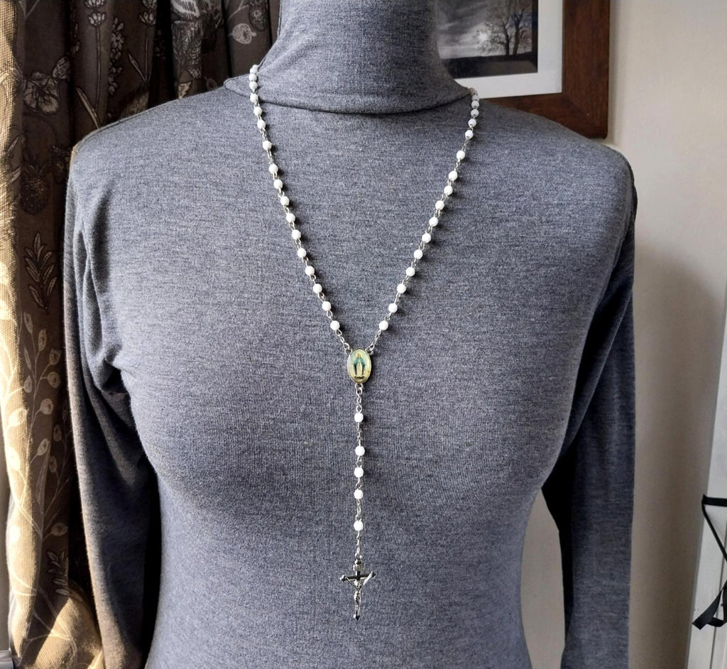 Vintage White ROSARY Beads - Old Prayer Beads and crucifix - 26" 11.3g