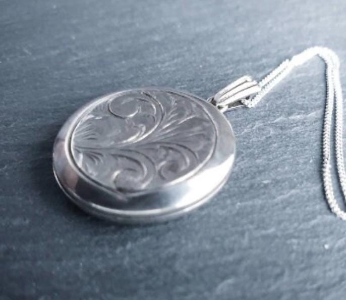 Vintage SILVER LOCKET Engraved Circular Design with 18" Chain - 5.2g