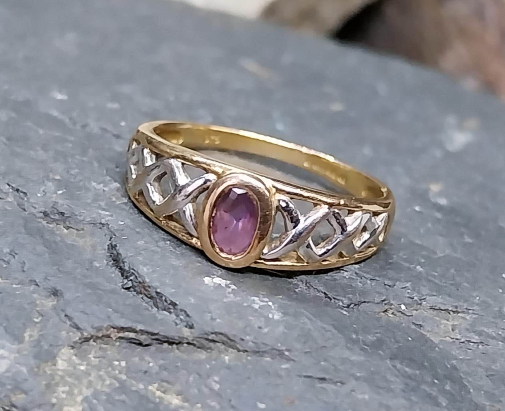 9ct GOLD CELTIC Ring with Purple Amethyst - Trinity Knot - Size uk K (us 5) - 1.8g