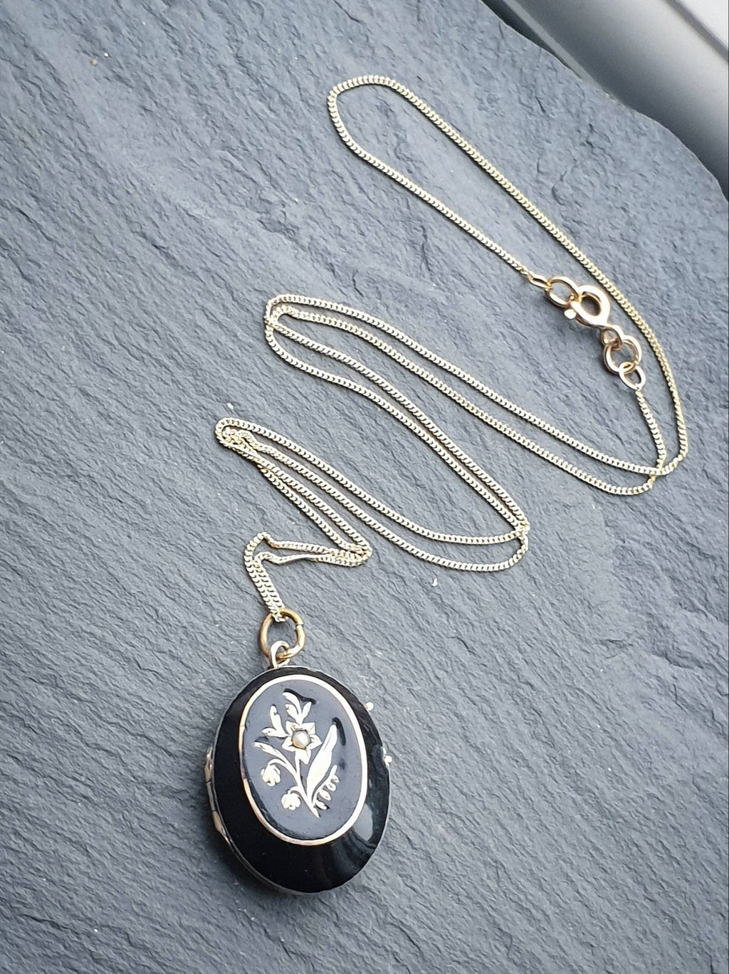 VICTORIAN Jet Black & 9ct Gold LOCKET - with 18" Chain - 6.5g