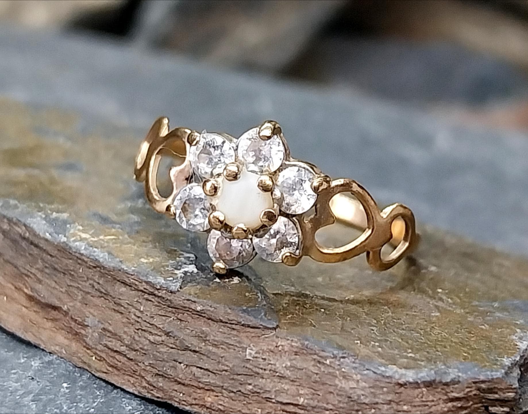 9ct GOLD RING - Flower Cluster with Milky Opal - Size uk N (us 6.5) -1.2g