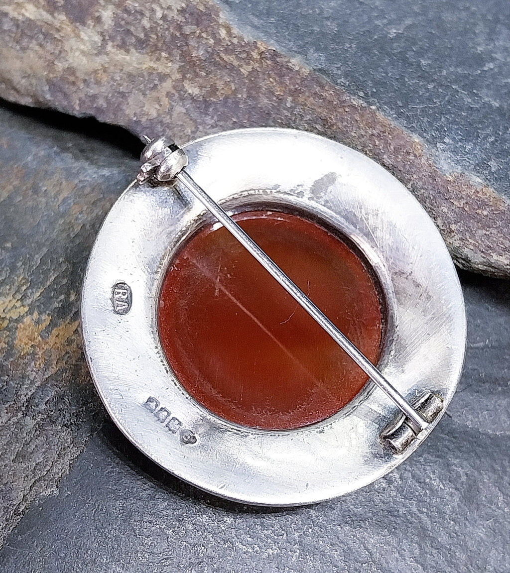 ROBERT ALLISON Carnelian blood orange Brooch - Shield c. 1955 - 15.9g