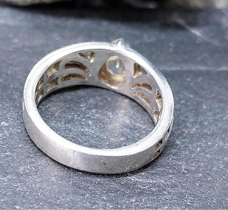 Sterling Silver Ring with clear stone - uk size N 1/2 (Us size 7) - 4.9g