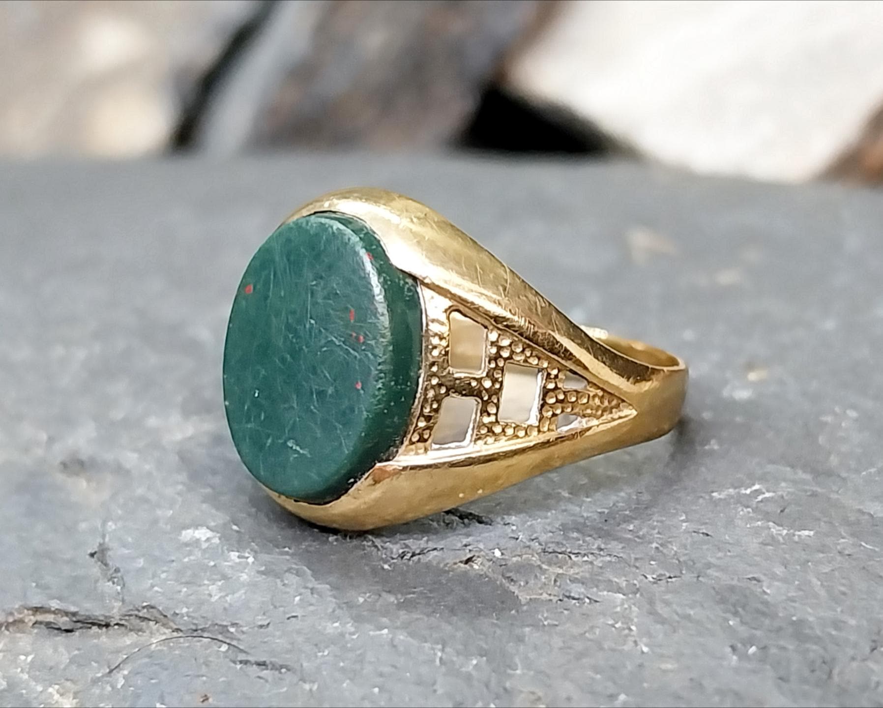 9ct GOLD BLOODSTONE Agate Signet RING - Size uk 0 (7) - 2.8g