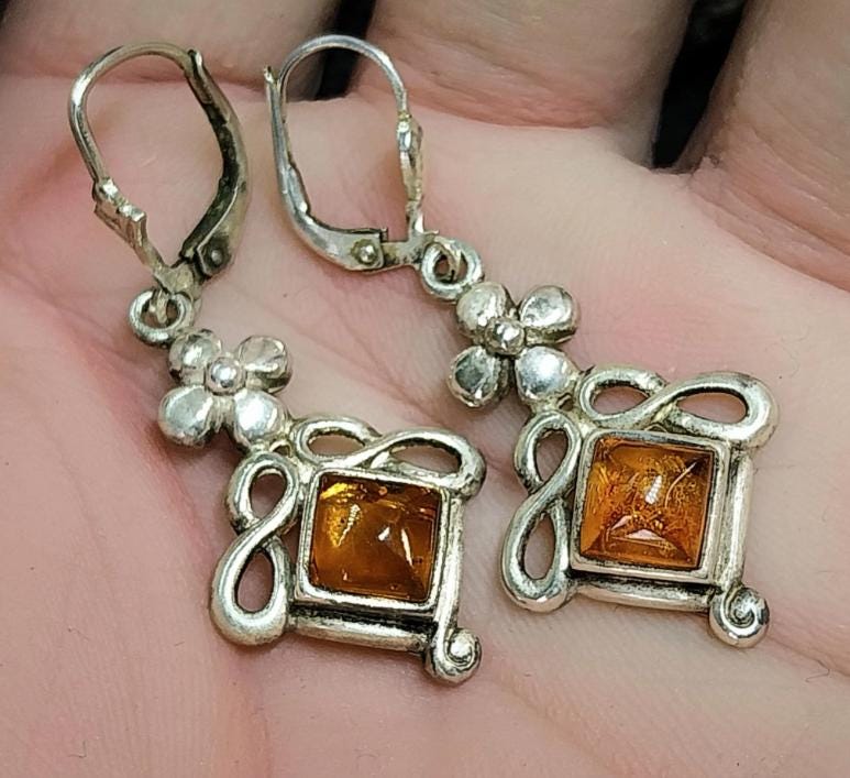 Sterling Silver Dangly Earrings - with Amber gemstone - 5g