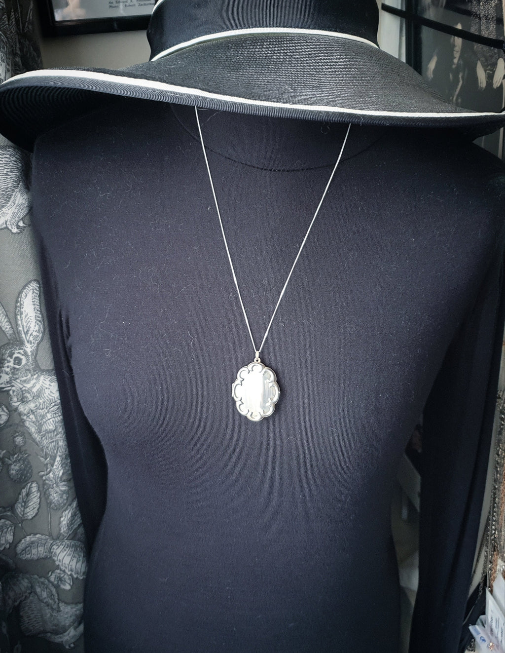 XL Silver Scalloped OVAL LOCKET Necklace with 20" Chain - 9.4g