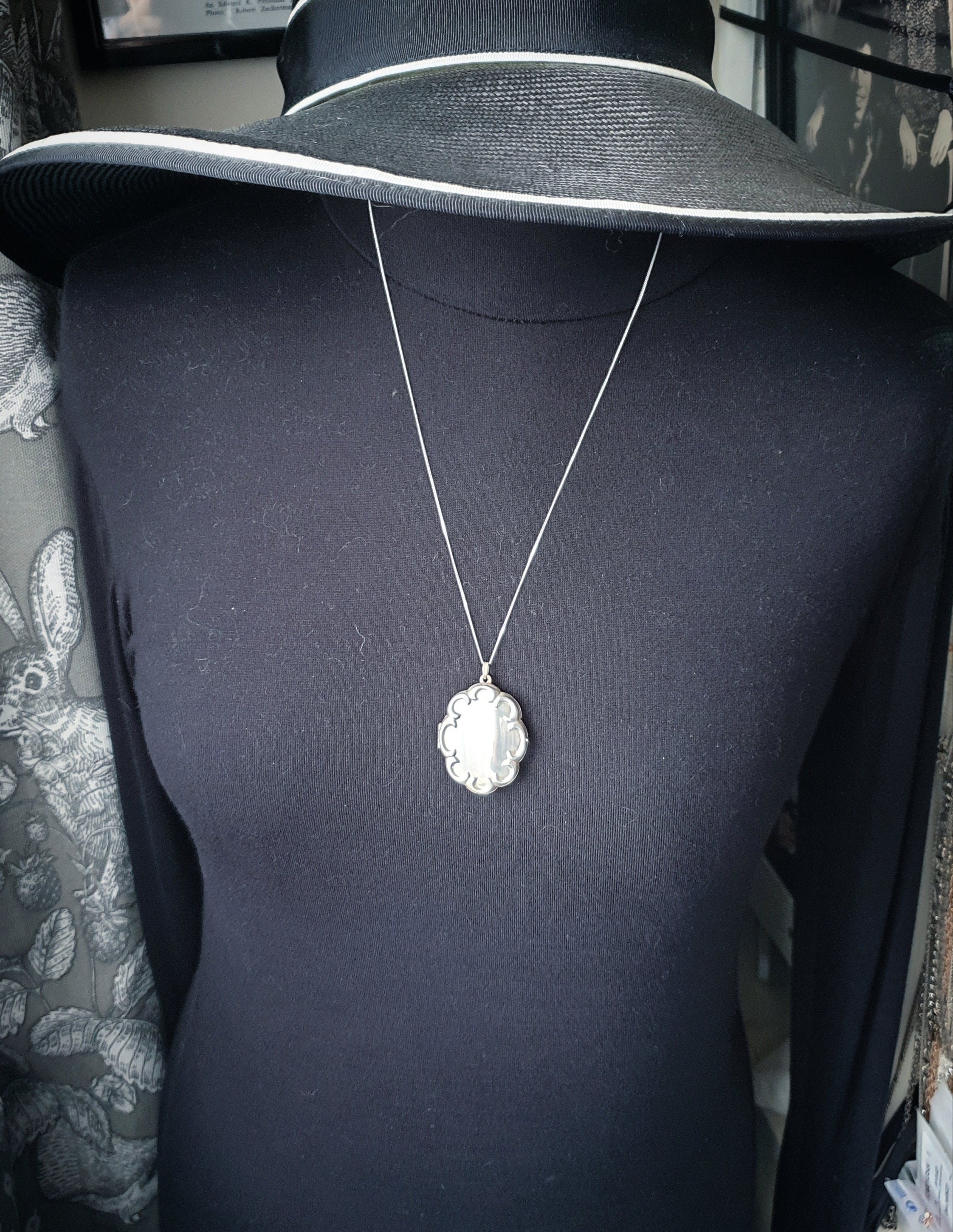 XL Silver Scalloped OVAL LOCKET Necklace with 20" Chain - 9.4g