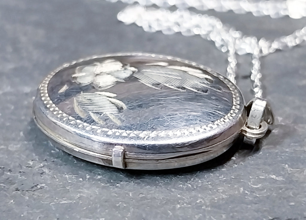 Vintage SILVER OVAL LOCKET - with Single Rose on 18" Chain - 3.2g