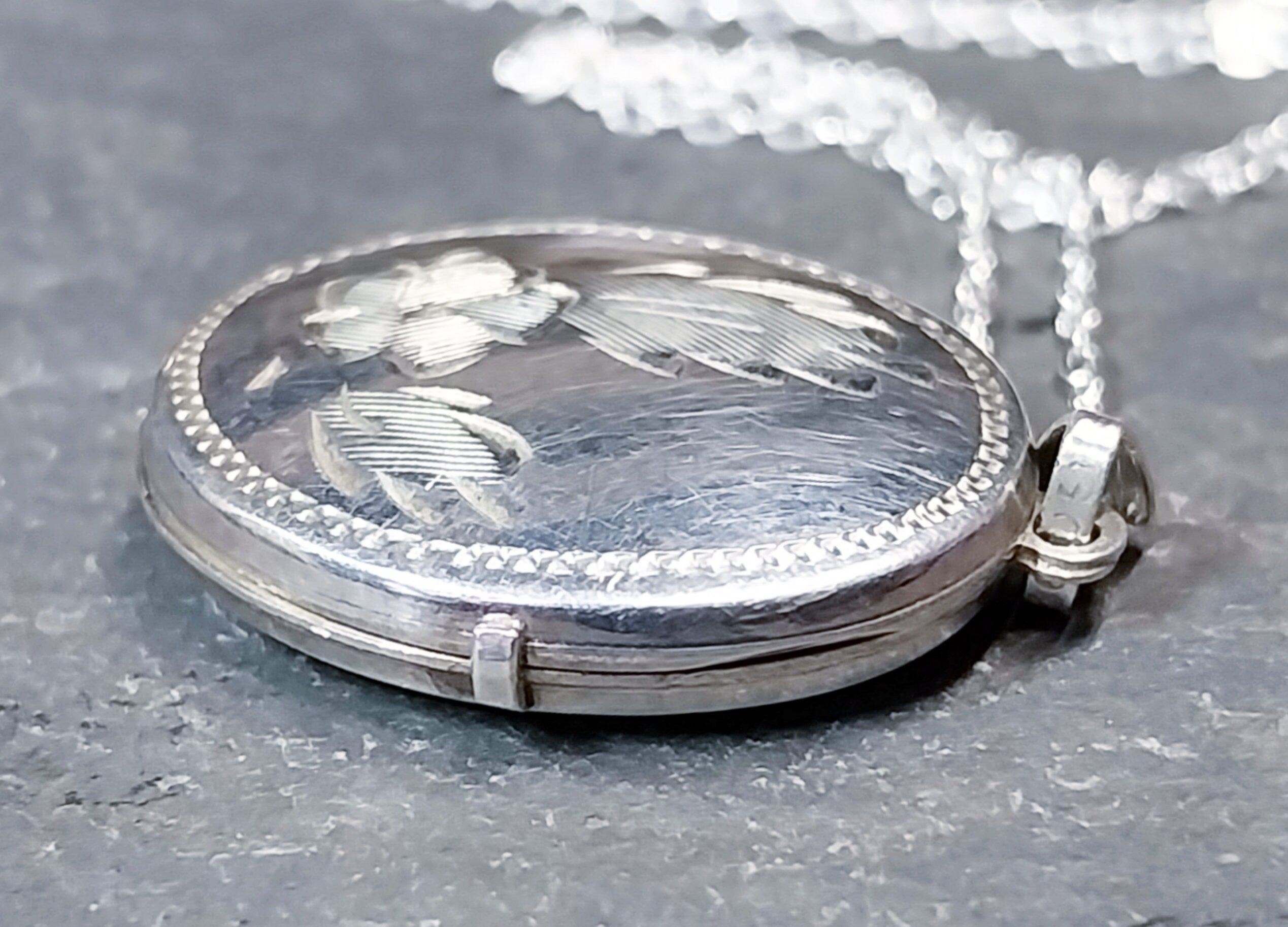 Vintage SILVER OVAL LOCKET - with Single Rose on 18" Chain - 3.2g