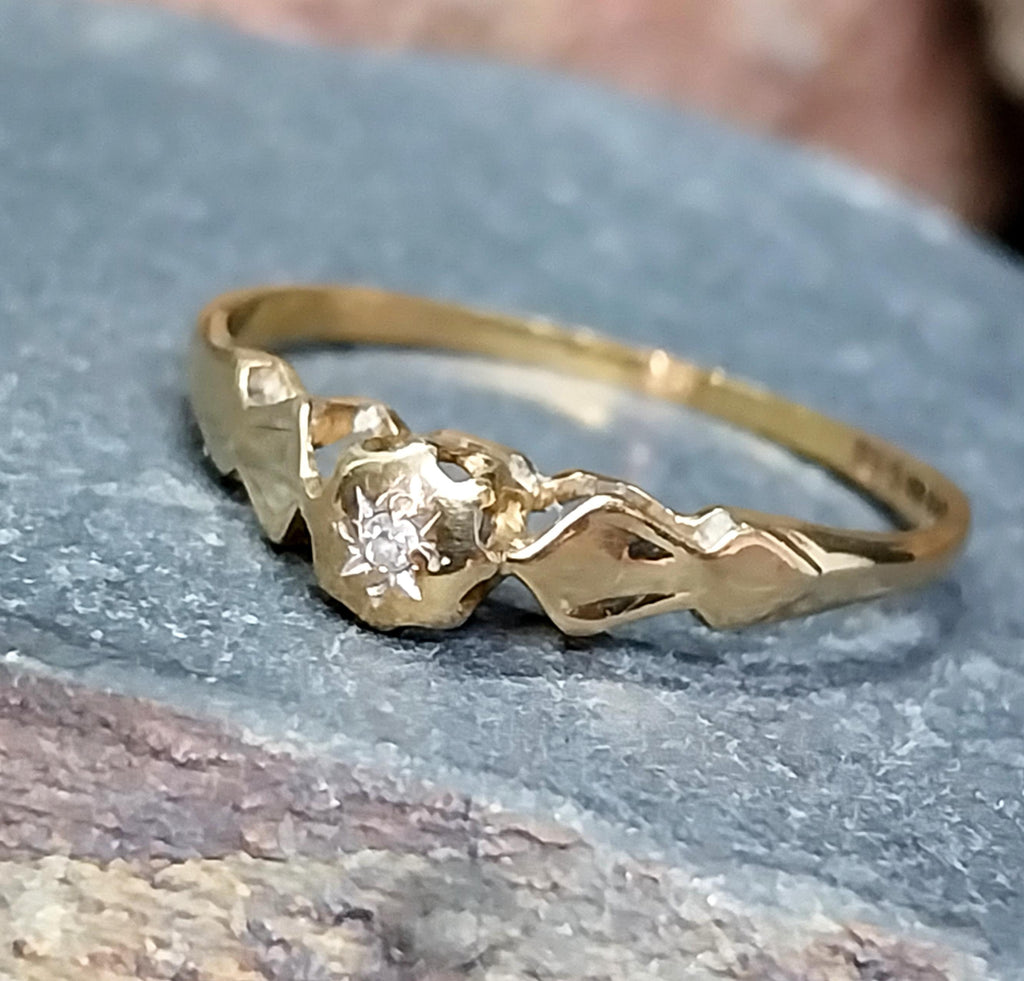 Vtg 9ct GOLD Illusion RING with Diamond - Size uk P 1/2 (us 8) - 1g