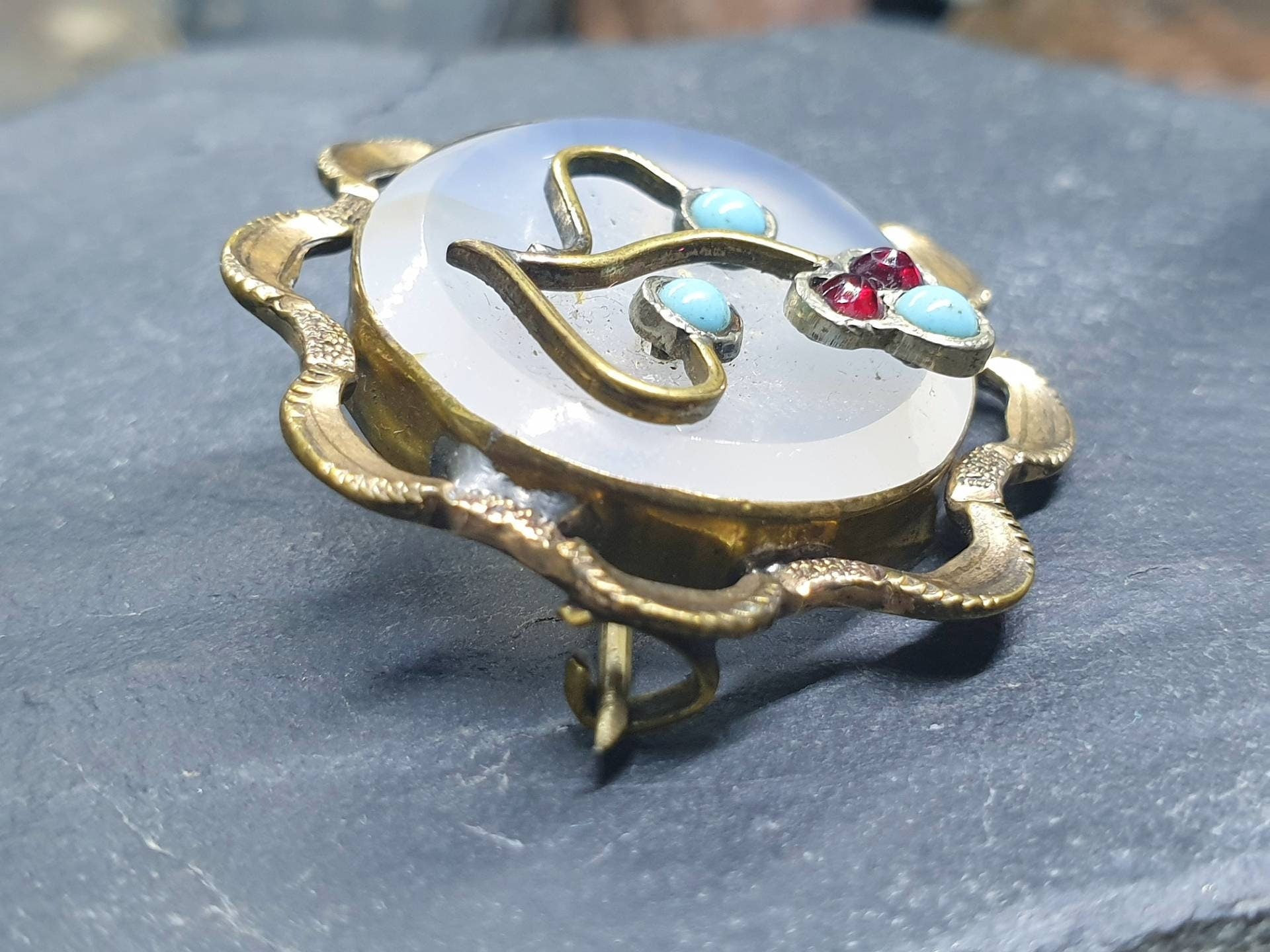 ANTIQUE VICTORIAN BROOCH - Chalcedony, Turquoise and Garnet - 7.5g