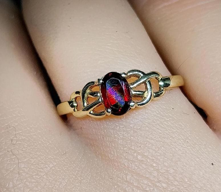 9ct GOLD CELTIC KNOT Ring - Red Garnet Gemstone - uk size Q (us 8) - 1.4g