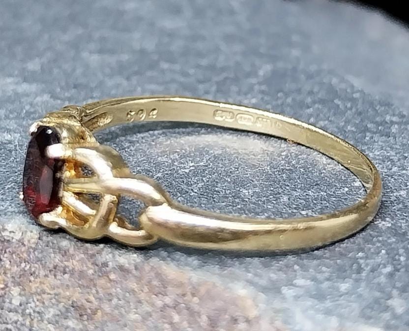 9ct GOLD CELTIC KNOT Ring - Red Garnet Gemstone - uk size Q (us 8) - 1.4g
