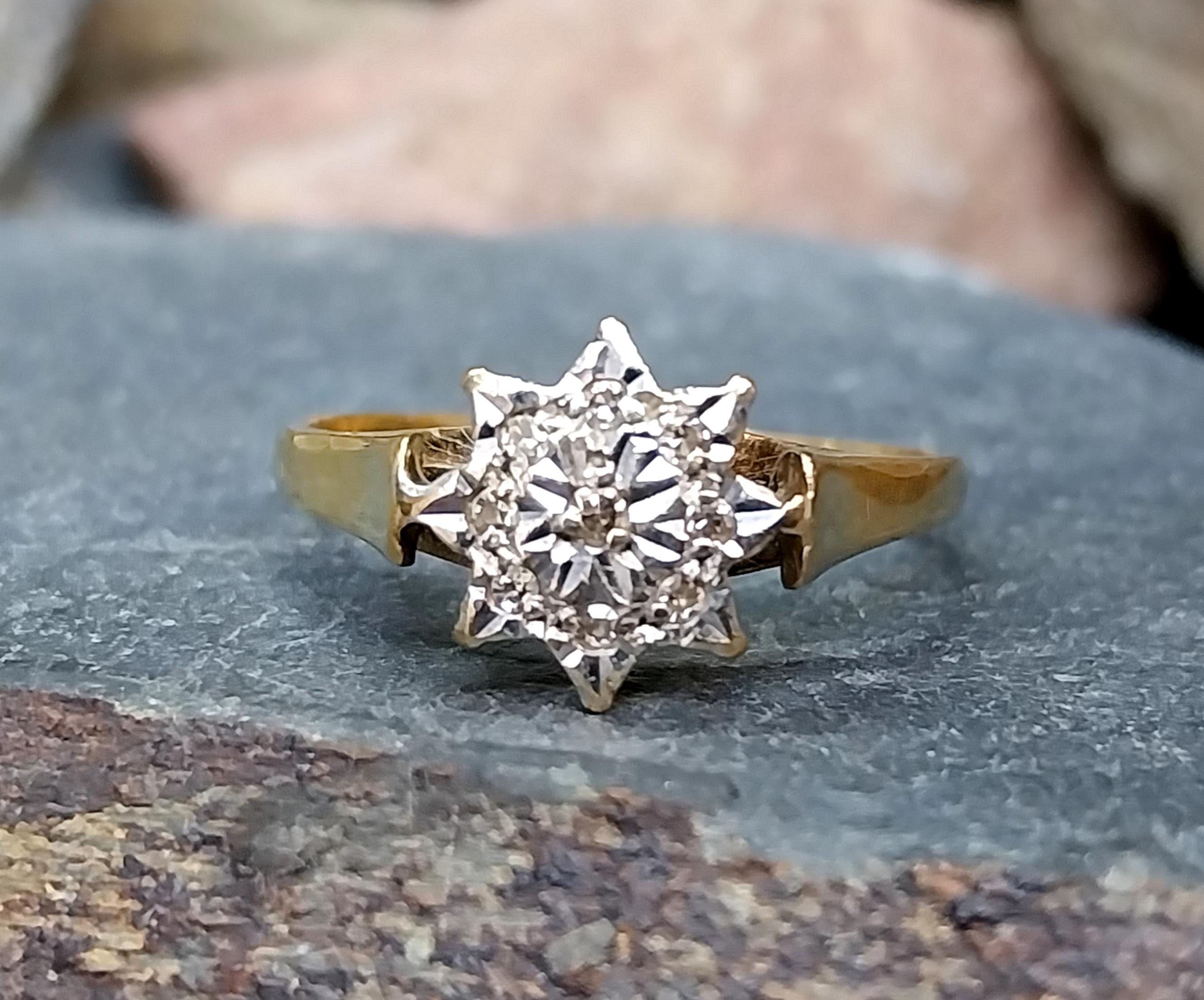 9ct GOLD DIAMOND Star Ring - Size uk M 1/2 (us 6.5) Hallmarked - 2.1g