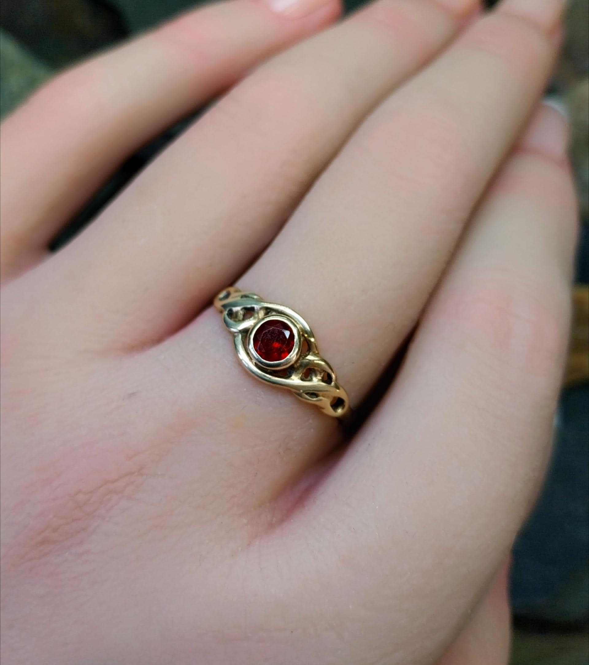 9ct GOLD Ring - Red Gemstone, Celtic Design - size O (us 7) - 1.7g