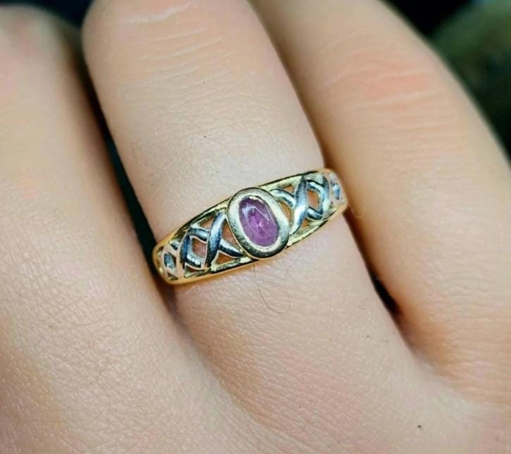 9ct GOLD CELTIC Ring with Purple Amethyst - Trinity Knot - Size uk K (us 5) - 1.8g