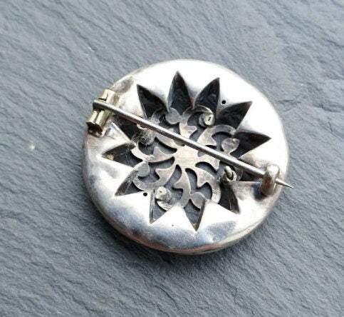ANTIQUE SILVER BROOCH - Moving centre Spiral Star - Victorian 5.3g