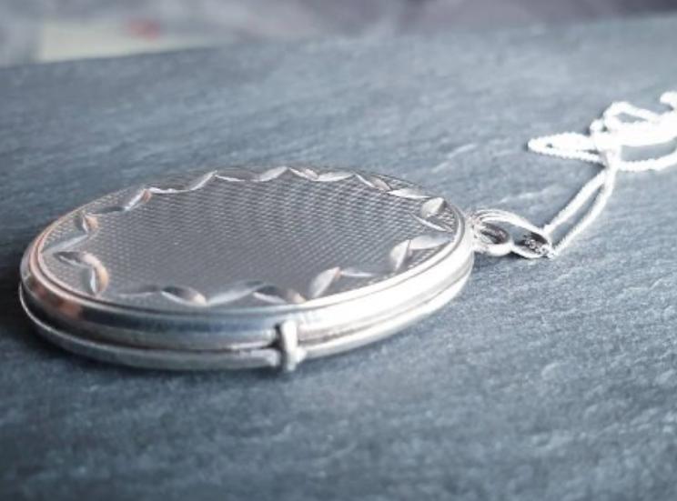 Large SILVER LOCKET necklace - Vintage Oval on 20" Chain - 12.1g