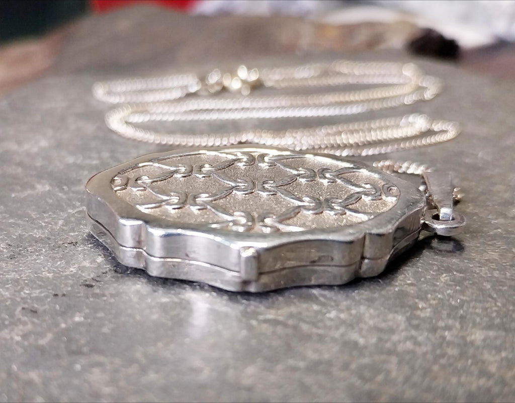 Large Vintage Sterling SILVER LOCKET with knot pattern - on 20" Chain - 22.4g
