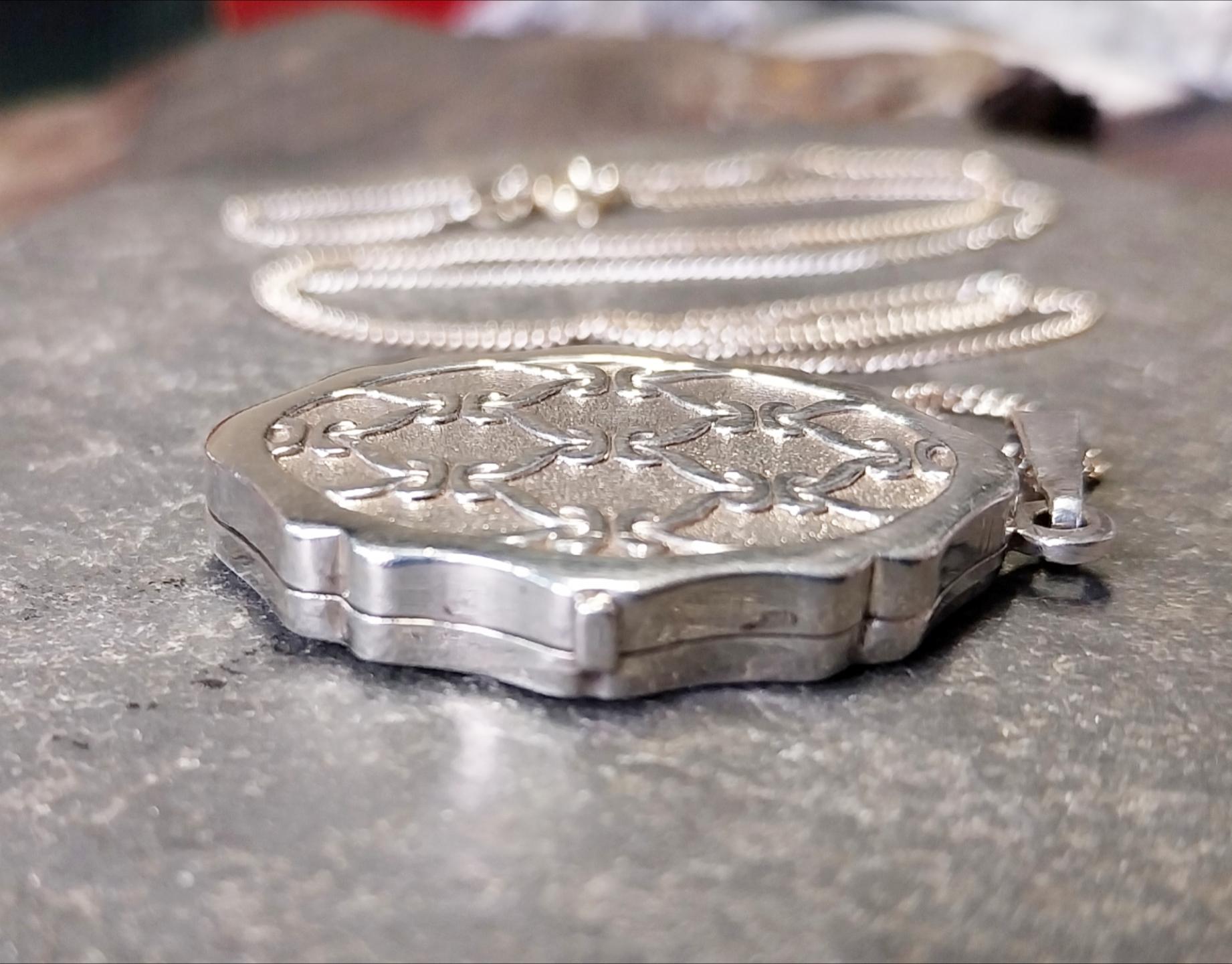 Large Vintage Sterling SILVER LOCKET with knot pattern - on 20" Chain - 22.4g