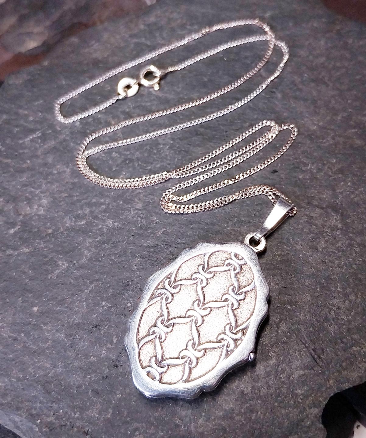Large Vintage Sterling SILVER LOCKET with knot pattern - on 20" Chain - 22.4g